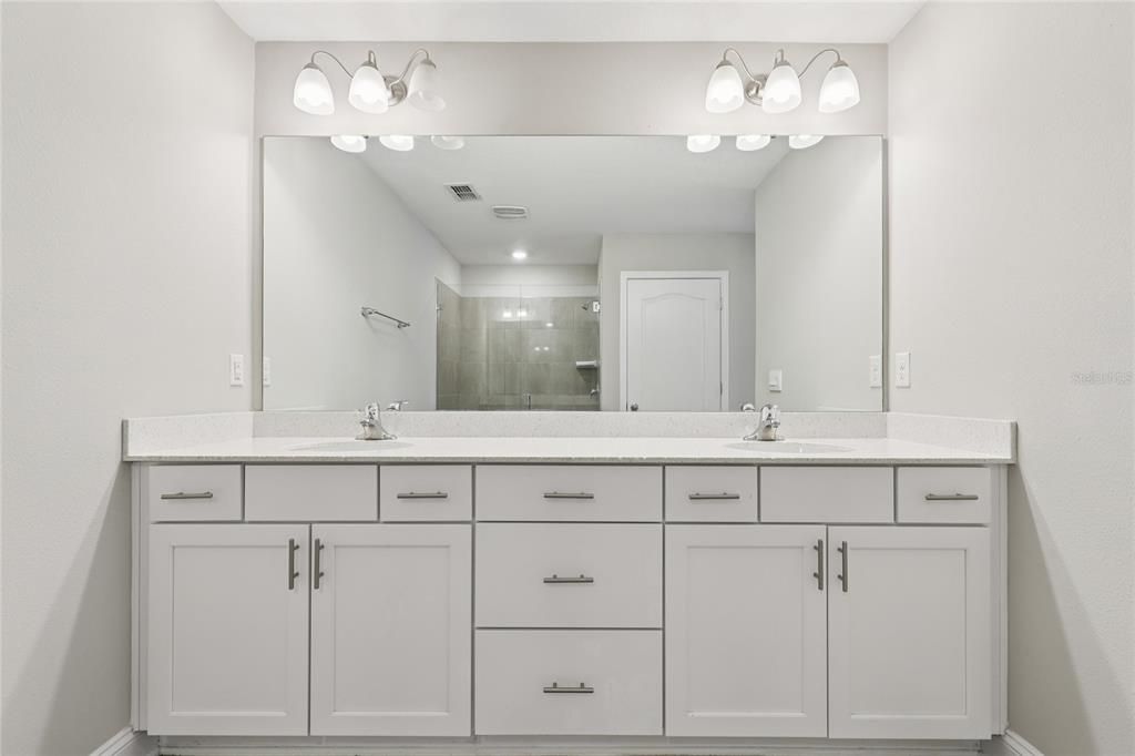 En Venta: $409,000 (4 camas, 2 baños, 1984 Pies cuadrados)