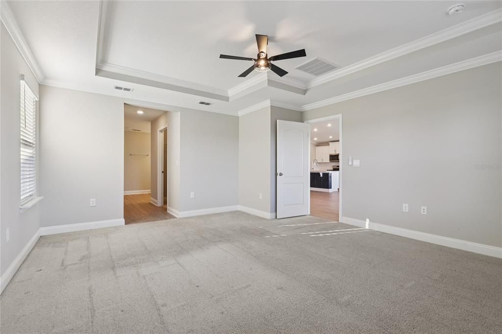 En Venta: $409,000 (4 camas, 2 baños, 1984 Pies cuadrados)