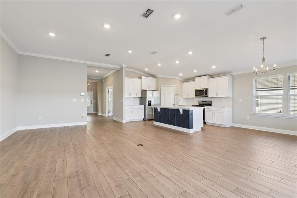 En Venta: $409,000 (4 camas, 2 baños, 1984 Pies cuadrados)