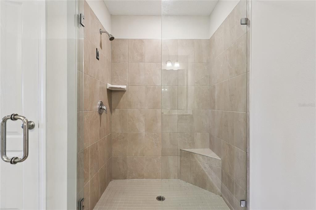 En Venta: $409,000 (4 camas, 2 baños, 1984 Pies cuadrados)