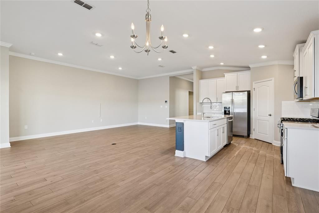 En Venta: $409,000 (4 camas, 2 baños, 1984 Pies cuadrados)