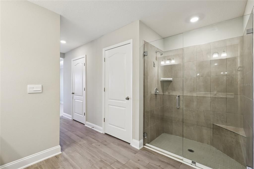 En Venta: $409,000 (4 camas, 2 baños, 1984 Pies cuadrados)