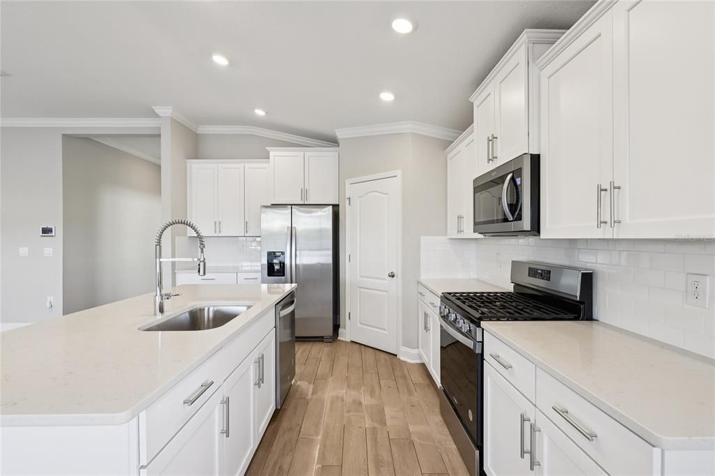 En Venta: $409,000 (4 camas, 2 baños, 1984 Pies cuadrados)