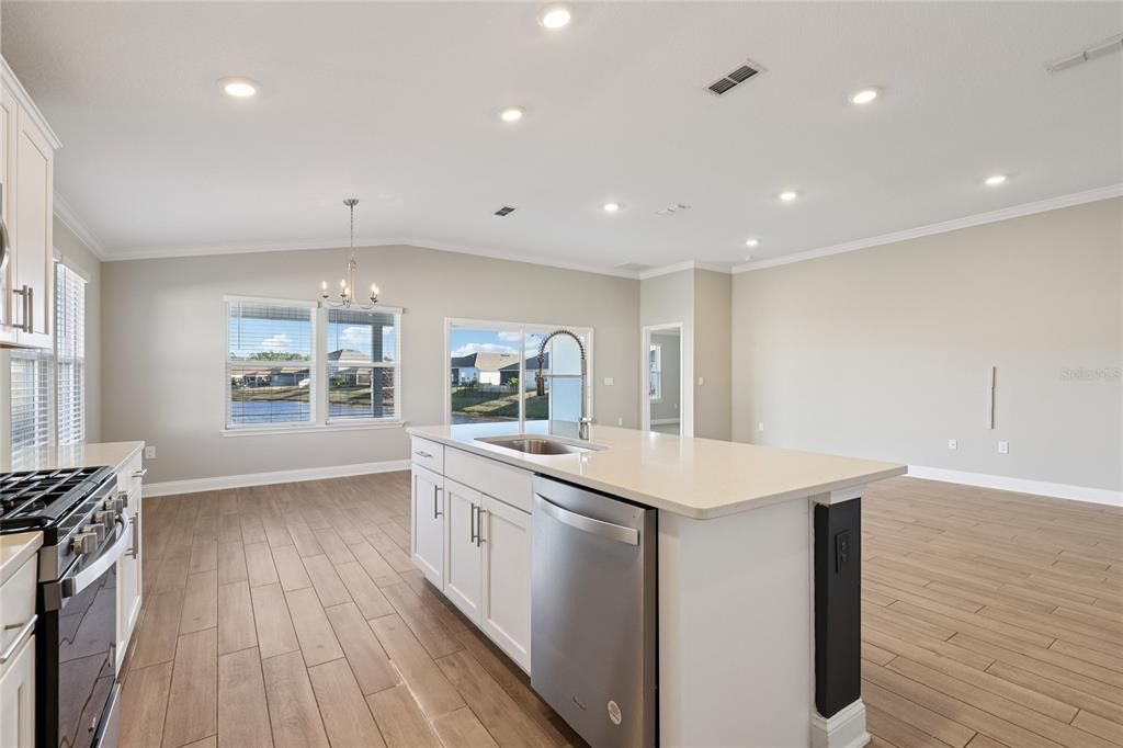 En Venta: $409,000 (4 camas, 2 baños, 1984 Pies cuadrados)