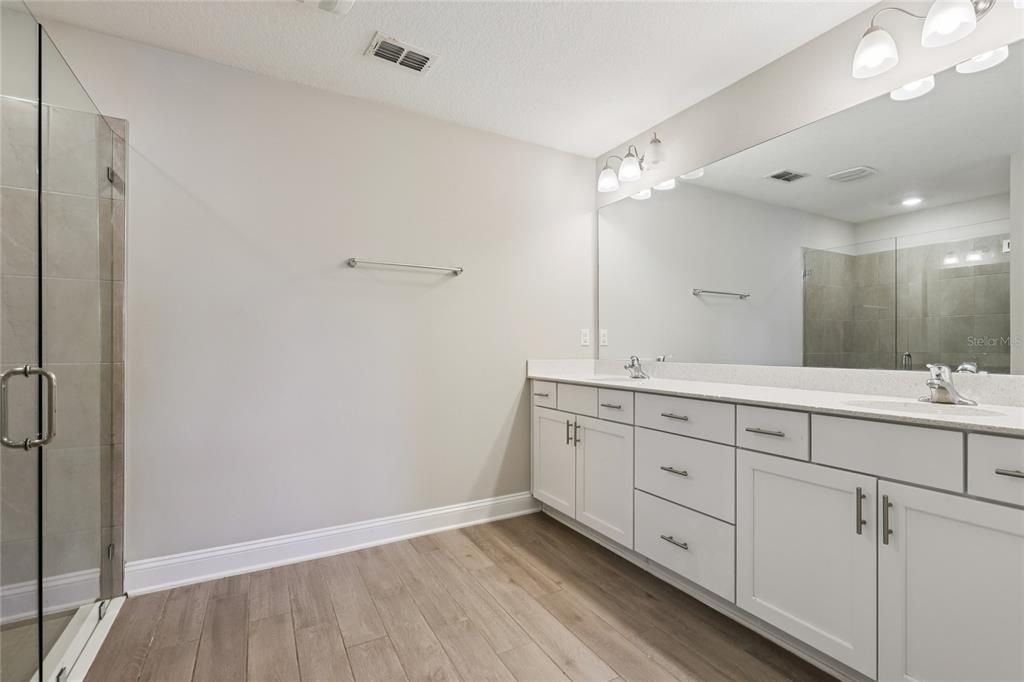 En Venta: $409,000 (4 camas, 2 baños, 1984 Pies cuadrados)