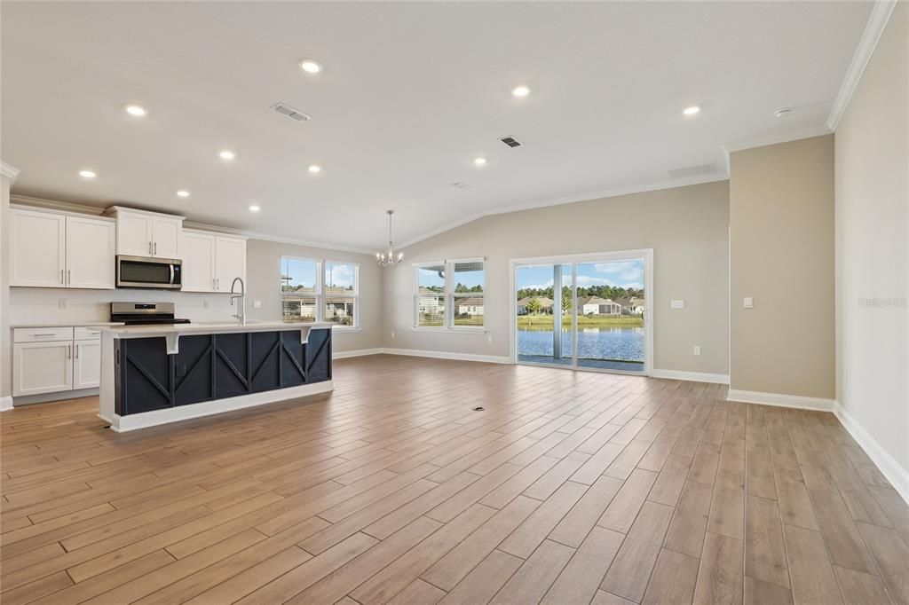 En Venta: $409,000 (4 camas, 2 baños, 1984 Pies cuadrados)