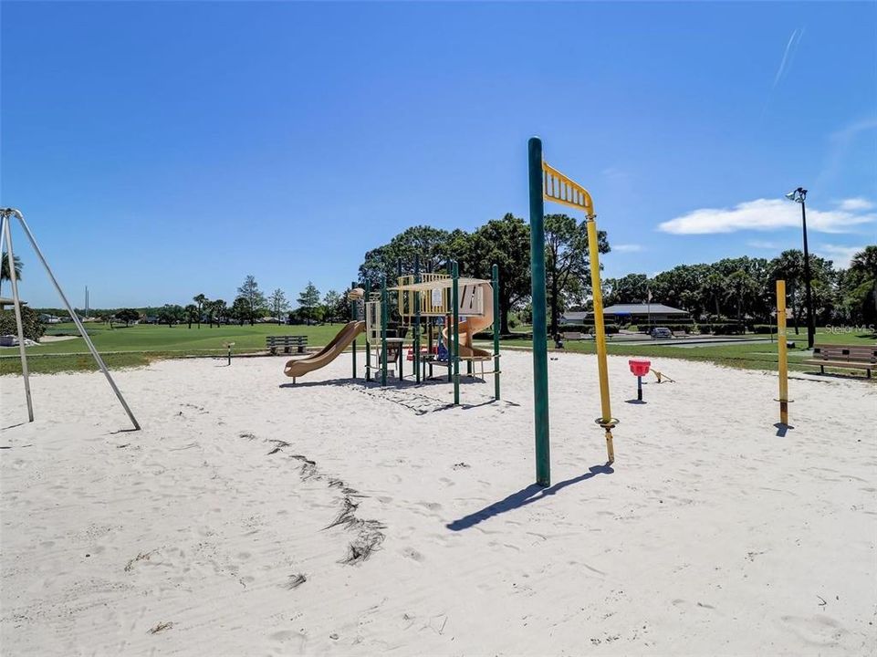 Active With Contract: $1,800 (2 beds, 2 baths, 914 Square Feet)