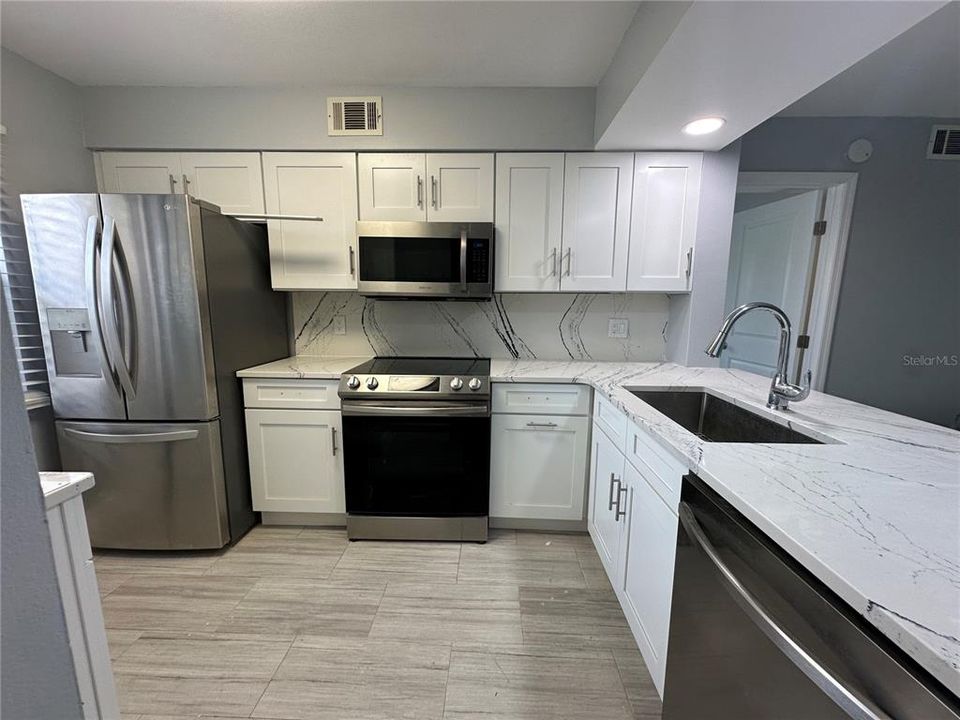Active With Contract: $1,800 (2 beds, 2 baths, 914 Square Feet)