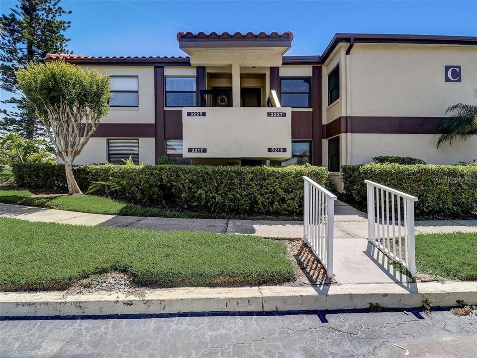 Active With Contract: $1,800 (2 beds, 2 baths, 914 Square Feet)