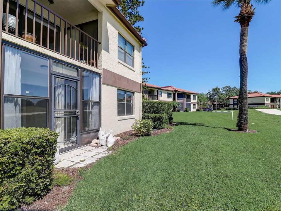 Active With Contract: $1,800 (2 beds, 2 baths, 914 Square Feet)