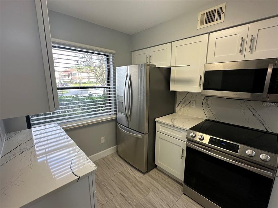 Active With Contract: $1,800 (2 beds, 2 baths, 914 Square Feet)