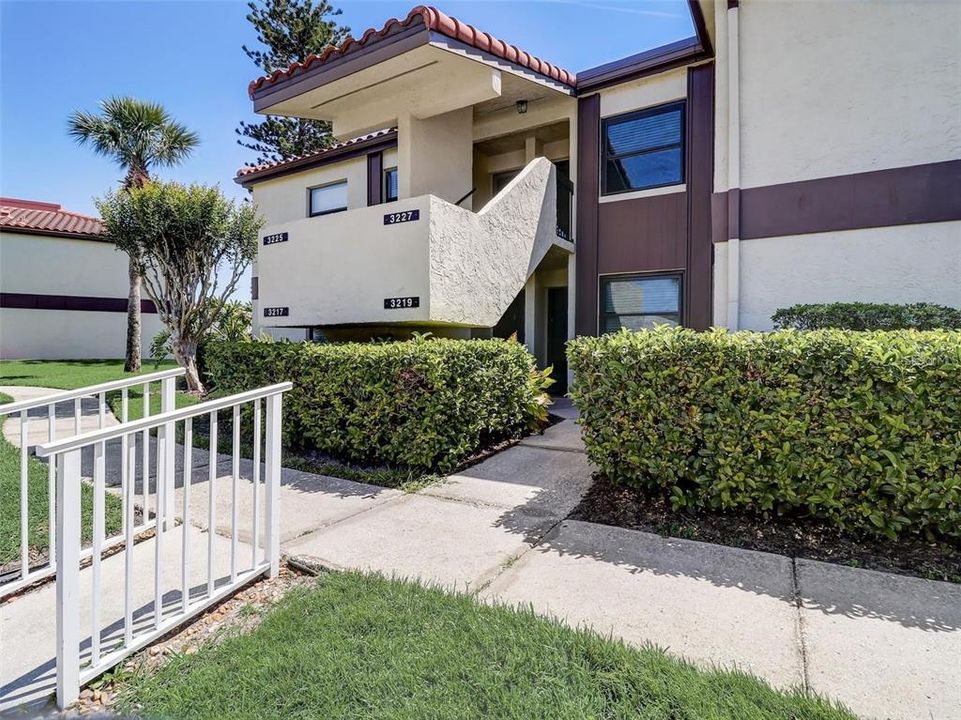 Active With Contract: $1,800 (2 beds, 2 baths, 914 Square Feet)