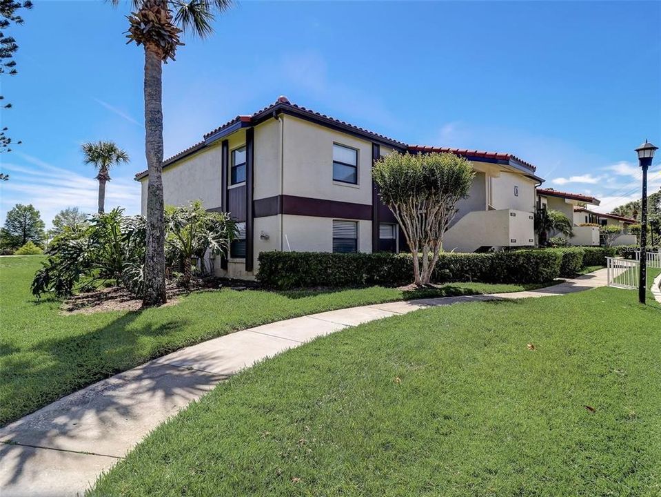 Active With Contract: $1,800 (2 beds, 2 baths, 914 Square Feet)