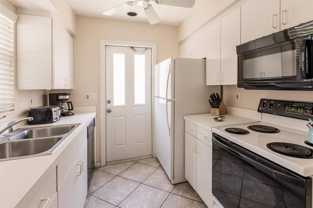 В аренду: $8,970 (2 спален, 2 ванн, 900 Квадратных фут)