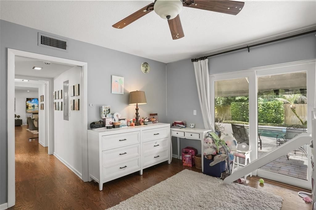 Activo con contrato: $975,000 (3 camas, 3 baños, 2192 Pies cuadrados)