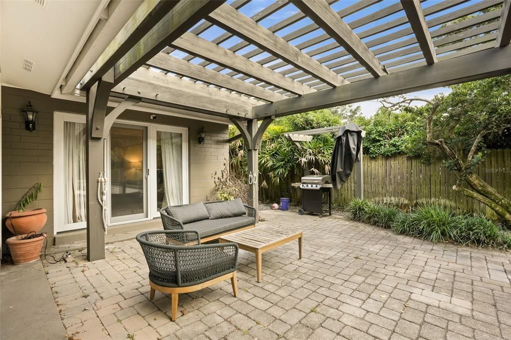 Activo con contrato: $975,000 (3 camas, 3 baños, 2192 Pies cuadrados)