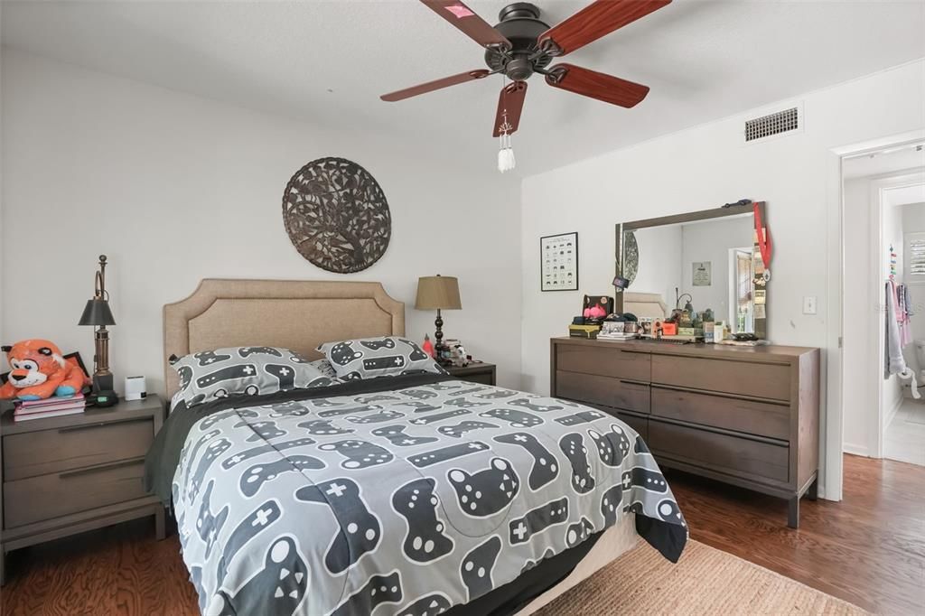 Activo con contrato: $975,000 (3 camas, 3 baños, 2192 Pies cuadrados)
