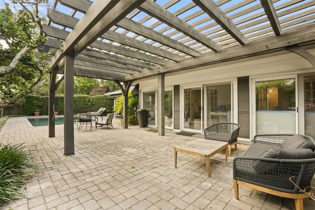 Activo con contrato: $975,000 (3 camas, 3 baños, 2192 Pies cuadrados)
