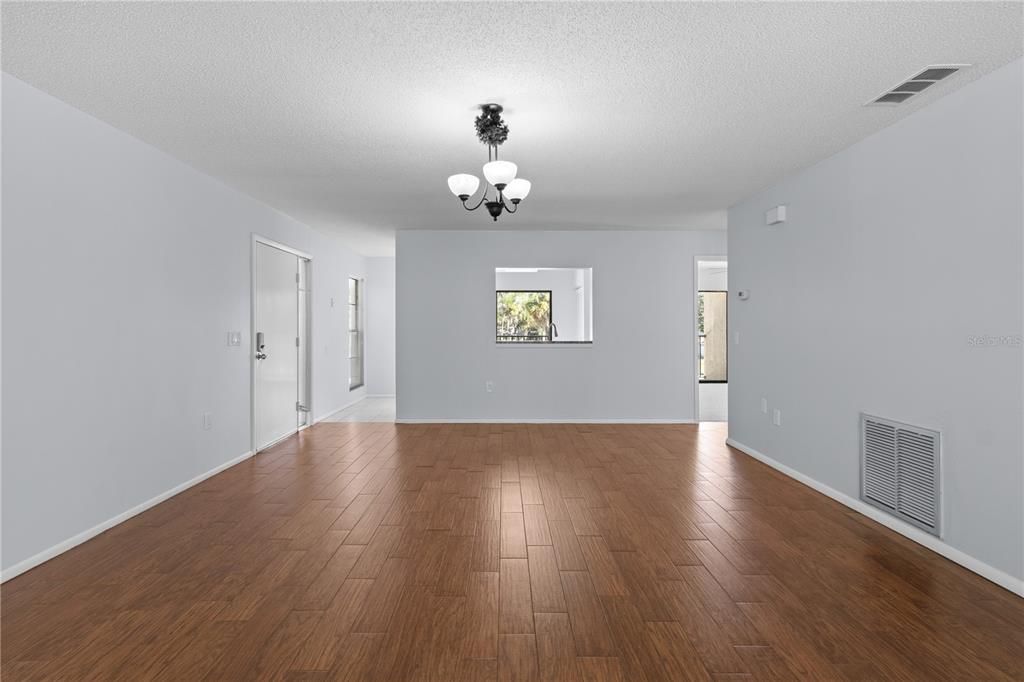 Active With Contract: $215,000 (2 beds, 2 baths, 1400 Square Feet)
