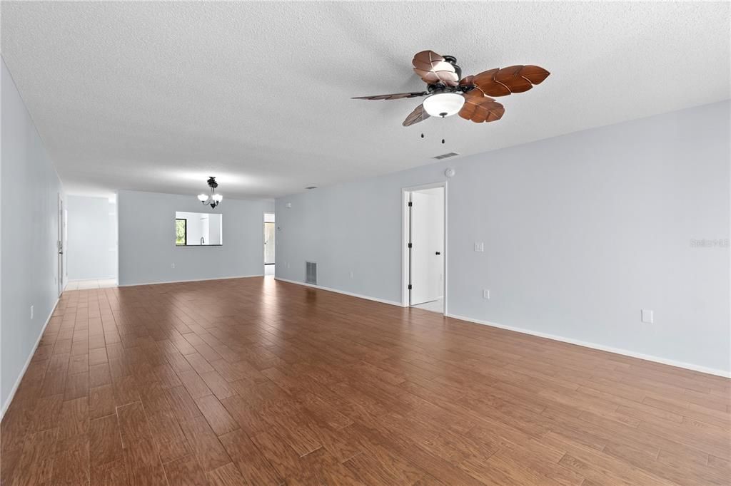 Active With Contract: $215,000 (2 beds, 2 baths, 1400 Square Feet)