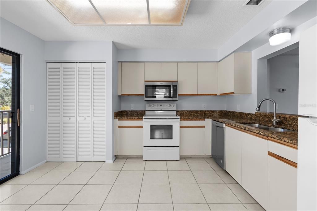 Active With Contract: $215,000 (2 beds, 2 baths, 1400 Square Feet)