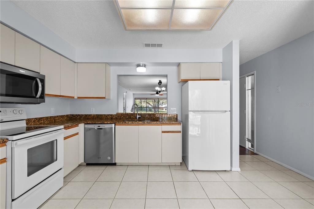 Active With Contract: $215,000 (2 beds, 2 baths, 1400 Square Feet)