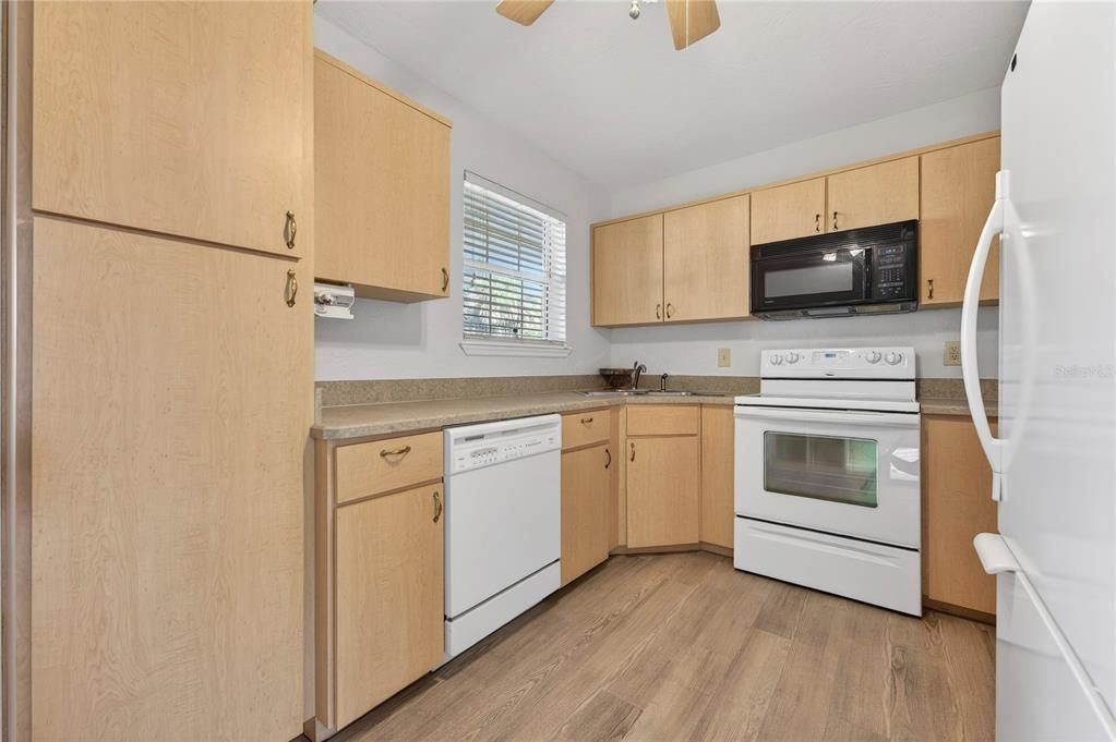 Activo con contrato: $350,000 (2 camas, 1 baños, 1190 Pies cuadrados)