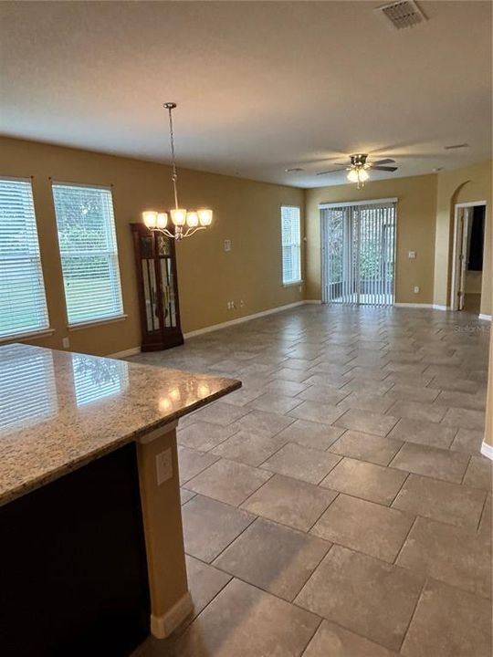 Activo con contrato: $349,000 (3 camas, 2 baños, 1839 Pies cuadrados)