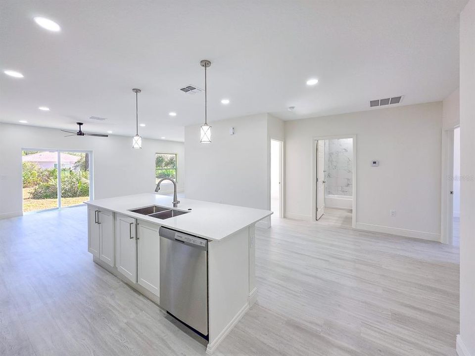 Active With Contract: $324,900 (3 beds, 2 baths, 1399 Square Feet)