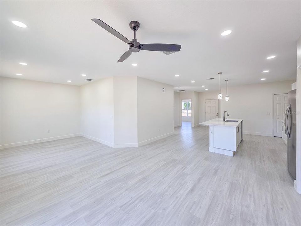 Active With Contract: $324,900 (3 beds, 2 baths, 1399 Square Feet)