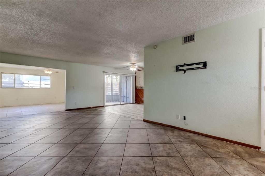 Activo con contrato: $89,900 (3 camas, 2 baños, 1356 Pies cuadrados)