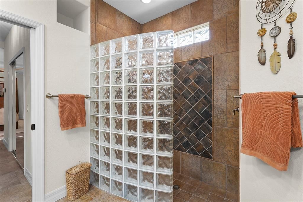 Activo con contrato: $940,000 (4 camas, 3 baños, 2893 Pies cuadrados)