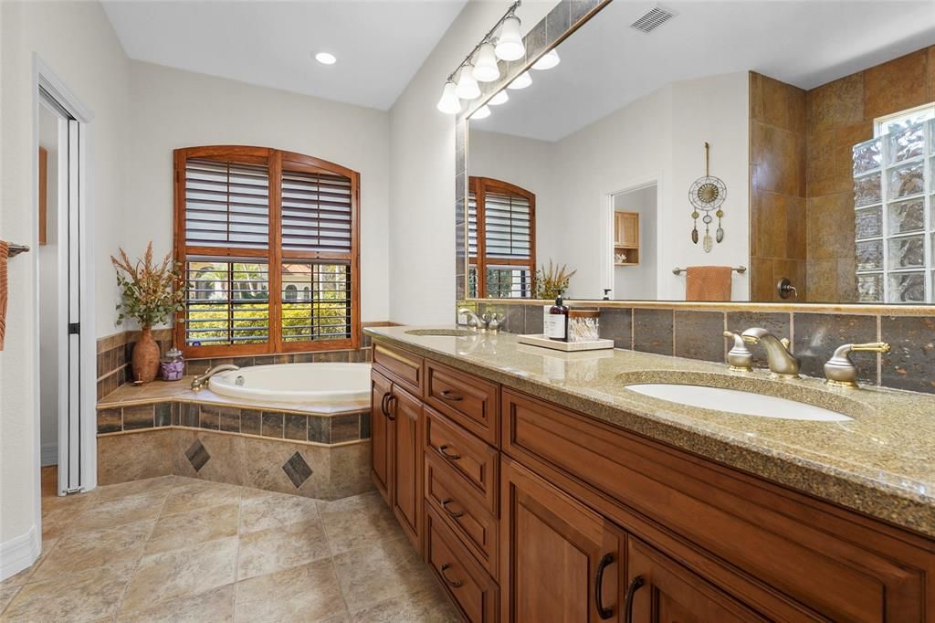 Activo con contrato: $940,000 (4 camas, 3 baños, 2893 Pies cuadrados)