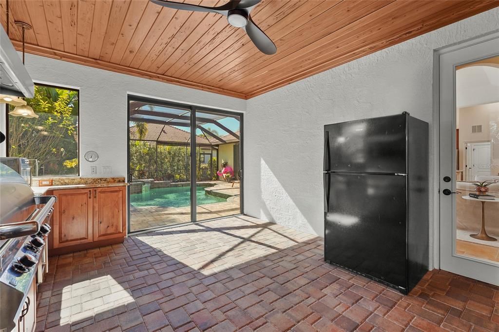 Activo con contrato: $940,000 (4 camas, 3 baños, 2893 Pies cuadrados)
