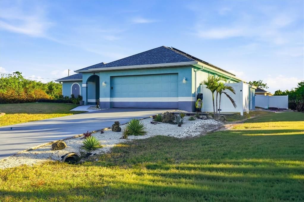 Active With Contract: $399,995 (3 beds, 2 baths, 1824 Square Feet)