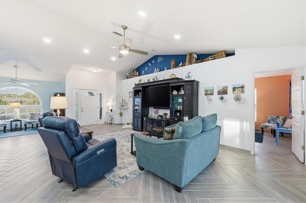 Active With Contract: $399,995 (3 beds, 2 baths, 1824 Square Feet)