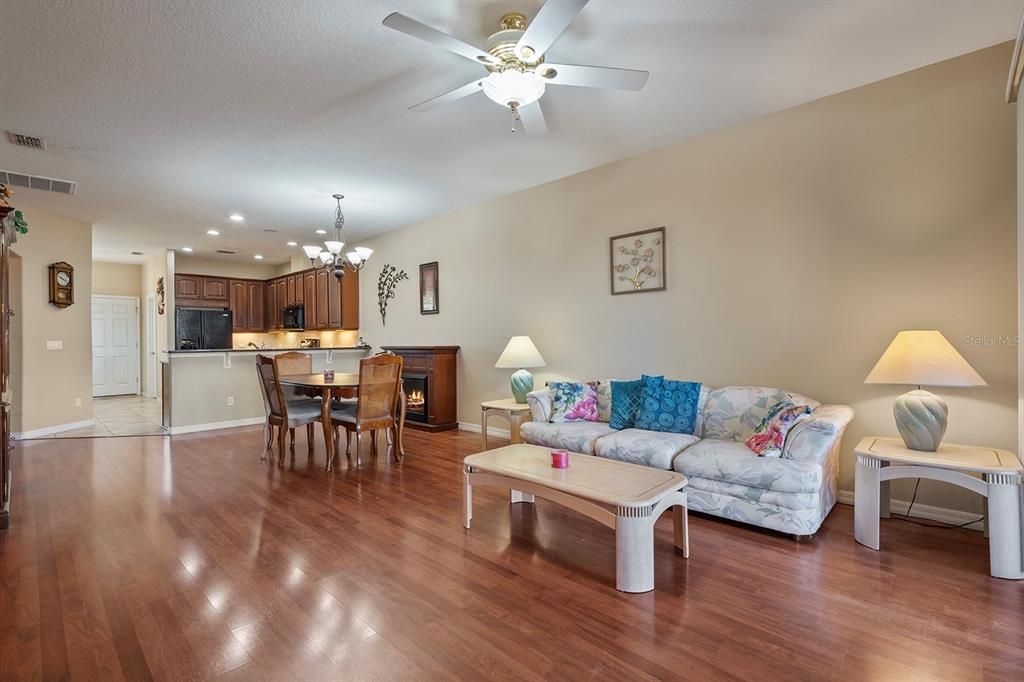 Activo con contrato: $270,000 (3 camas, 2 baños, 1663 Pies cuadrados)