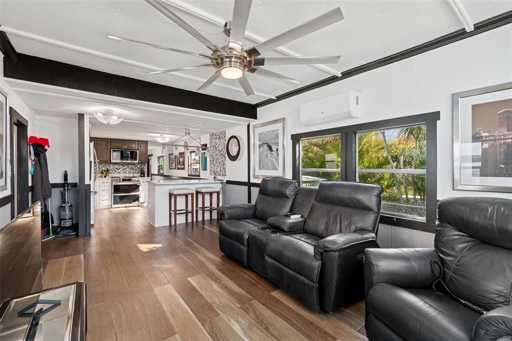 For Sale: $354,000 (2 beds, 2 baths, 672 Square Feet)