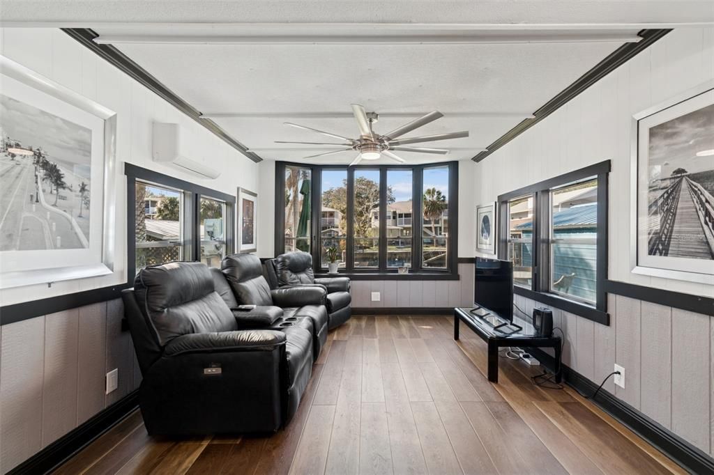 For Sale: $354,000 (2 beds, 2 baths, 672 Square Feet)