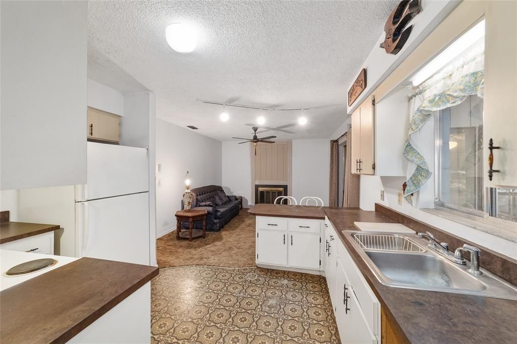 На продажу: $469,900 (4 спален, 2 ванн, 2482 Квадратных фут)