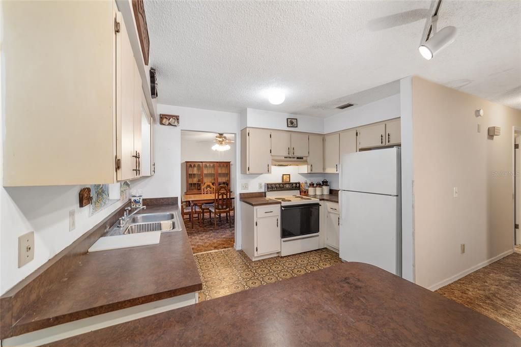 На продажу: $469,900 (4 спален, 2 ванн, 2482 Квадратных фут)