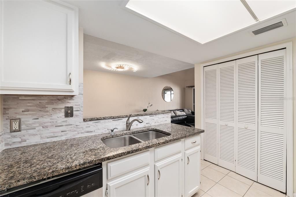 Activo con contrato: $169,000 (2 camas, 2 baños, 1070 Pies cuadrados)