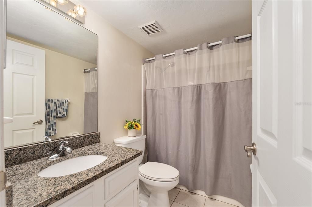 Activo con contrato: $169,000 (2 camas, 2 baños, 1070 Pies cuadrados)