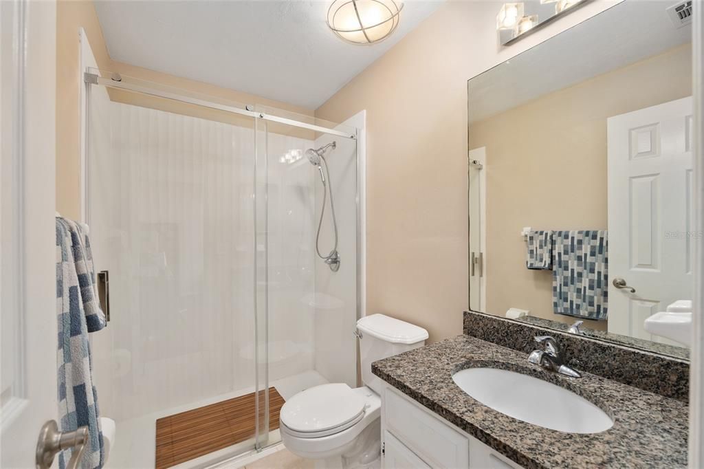 Activo con contrato: $169,000 (2 camas, 2 baños, 1070 Pies cuadrados)