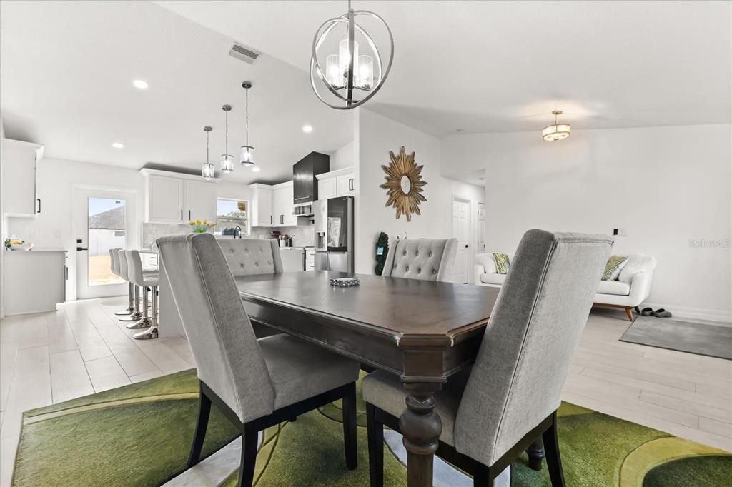 En Venta: $735,000 (5 camas, 3 baños, 2900 Pies cuadrados)