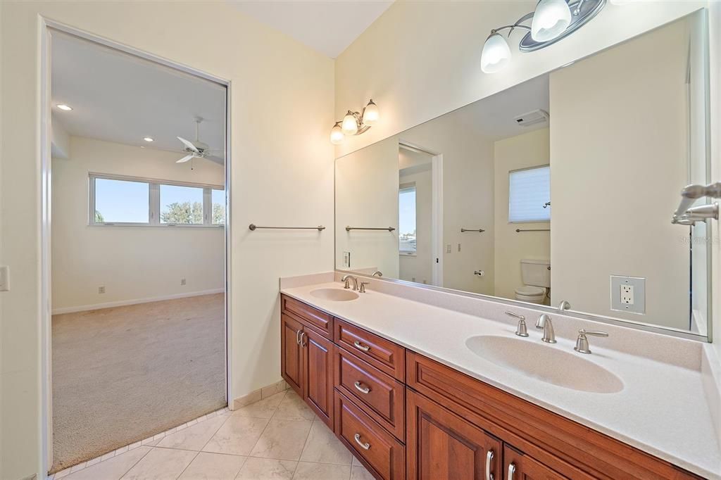 For Sale: $2,799,000 (5 beds, 4 baths, 4937 Square Feet)