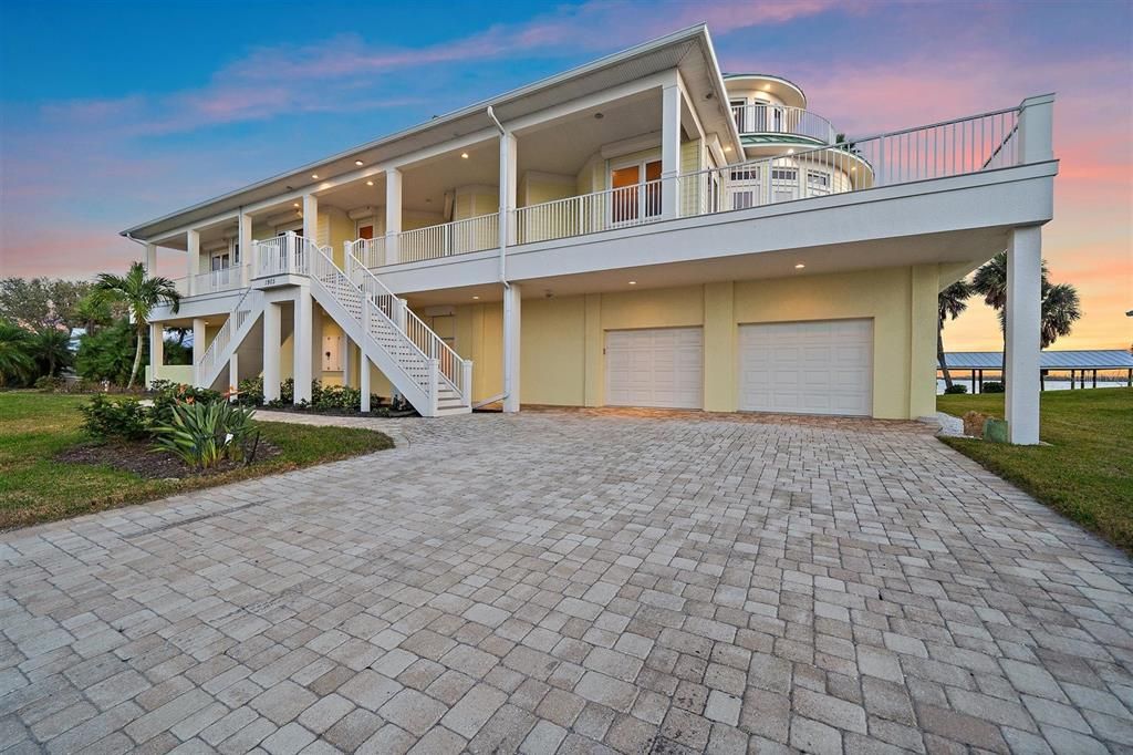 For Sale: $2,799,000 (5 beds, 4 baths, 4937 Square Feet)