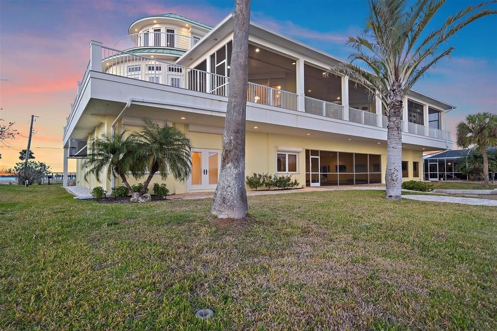 For Sale: $2,799,000 (5 beds, 4 baths, 4937 Square Feet)