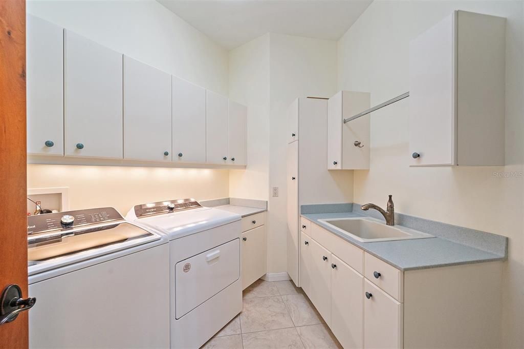 For Sale: $2,799,000 (5 beds, 4 baths, 4937 Square Feet)