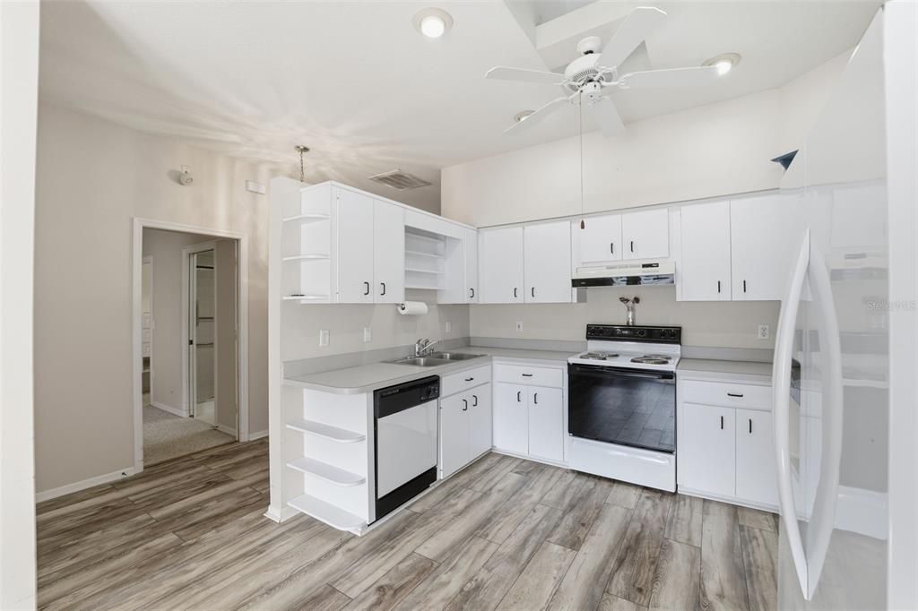 Active With Contract: $174,600 (2 beds, 2 baths, 1093 Square Feet)